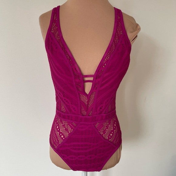 BECCA by Rebecca Virtue Color Play Fuchsia Crochet One Piece Swimsuit EUC Size L - Picture 3 of 10